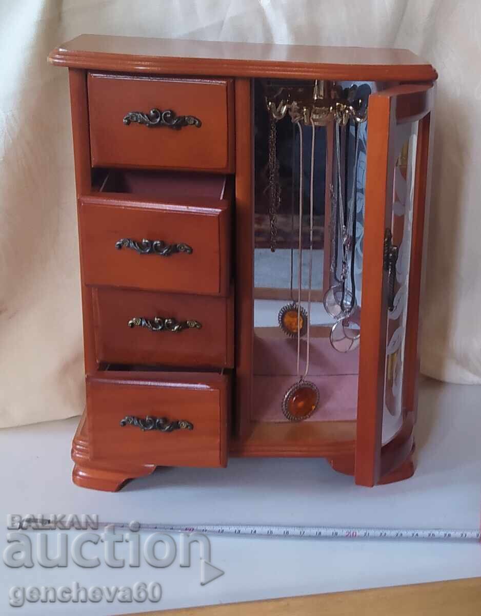 DULAP UNIC PENTRU BIJUTERII cu preț € 60.00 | 117.35 BGN