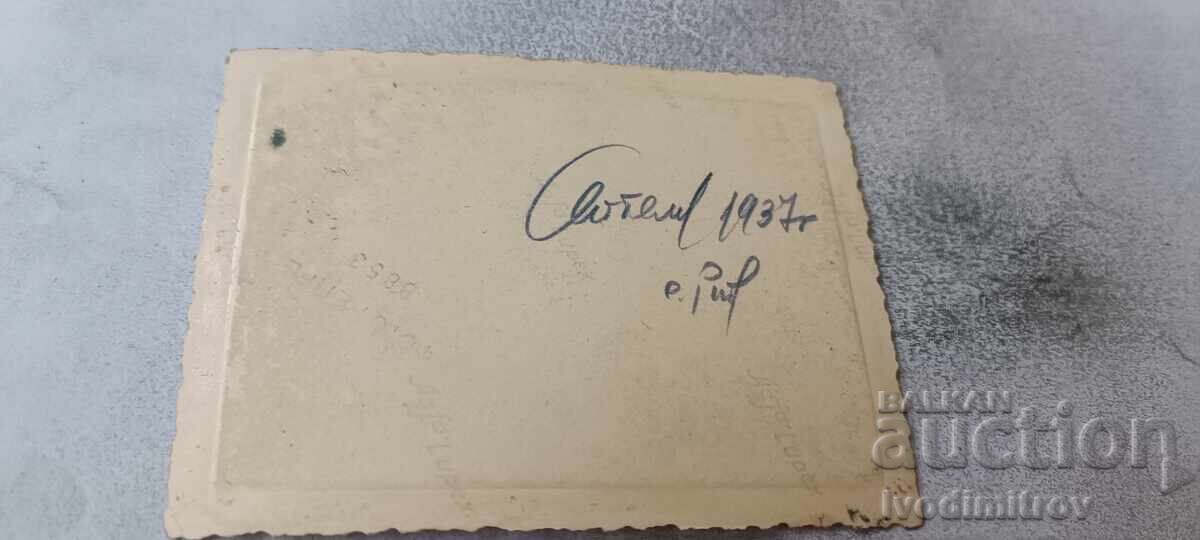 Снимка Ритя Жени и мъж с ловна пушка и ловно куче 1937 с цена € 1.06 | 2.07 лв.