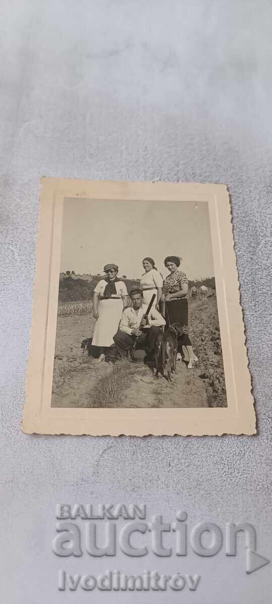 Снимка Ритя Жени и мъж с ловна пушка и ловно куче 1937