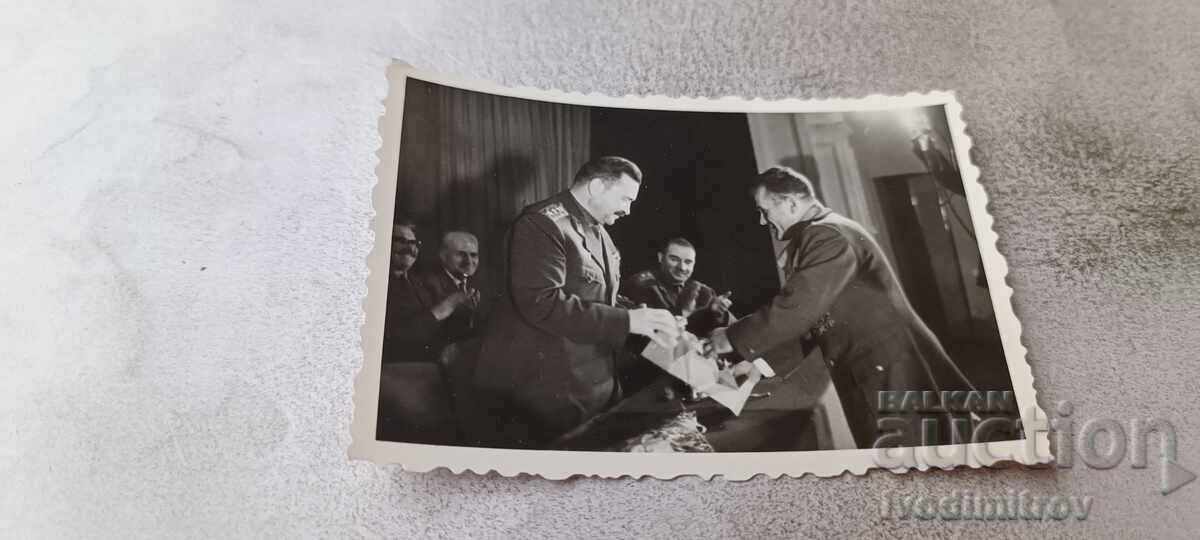 Φωτογραφία: Ο Στρατηγός Ντόμπρι Τζούροφ απονέμει τιμητικό δίπλωμα