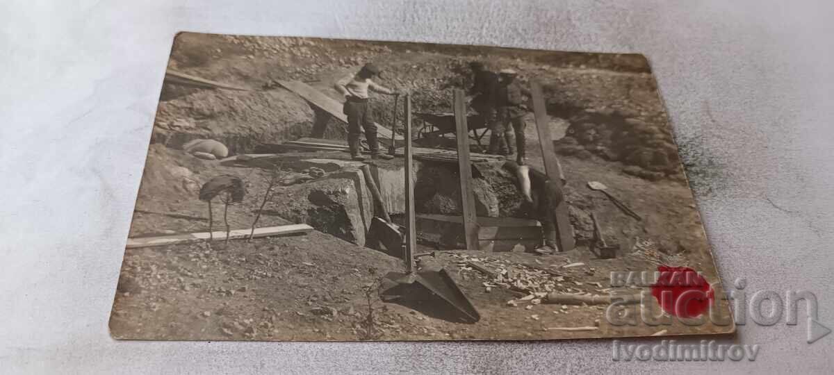 Photo Soldiers building a fortification WWI
