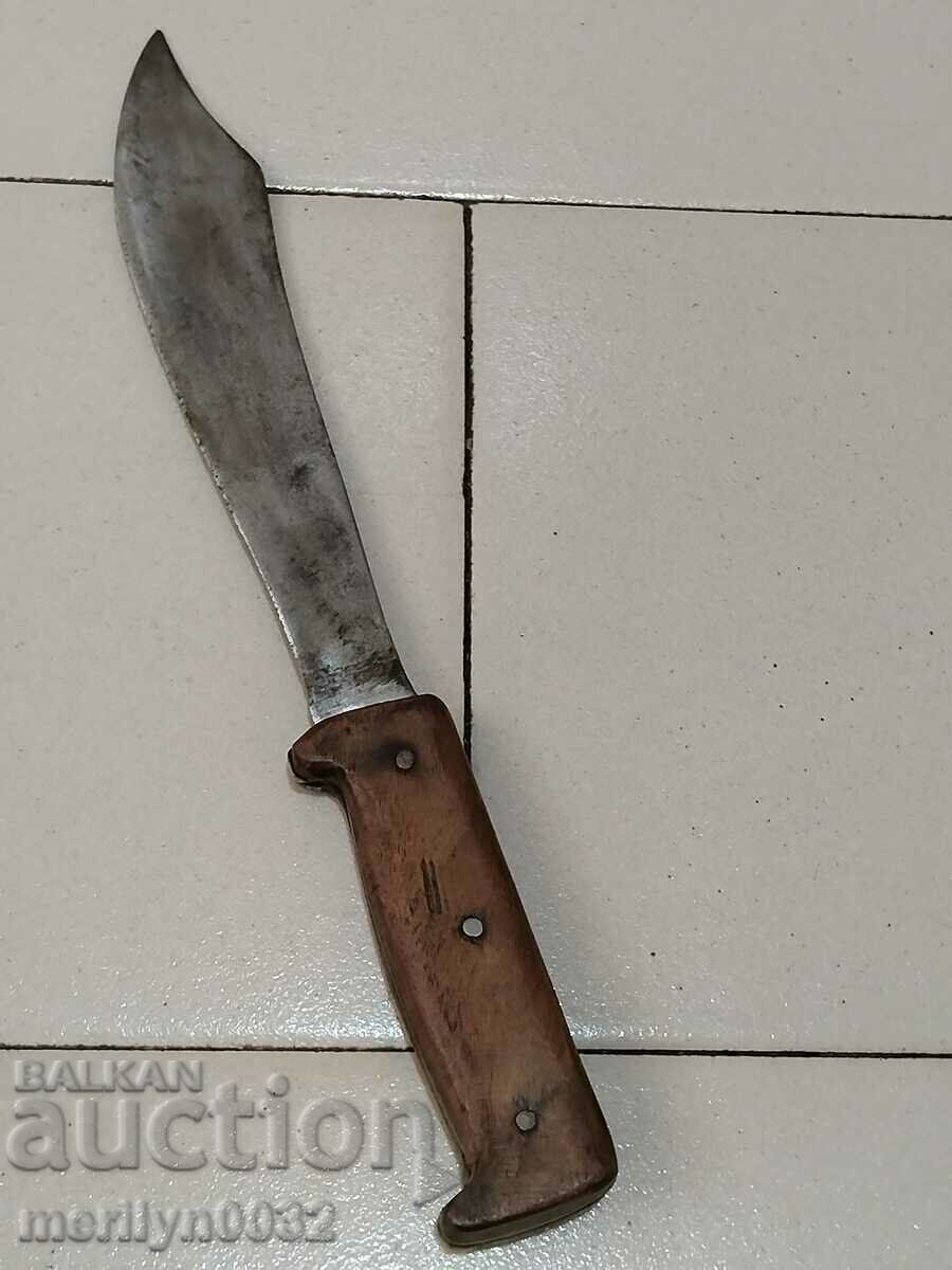Livrarea Un vechi cuțit de măcelar fără karakulac Livrarea Un vechi cuțit de măcelar fără karakulac