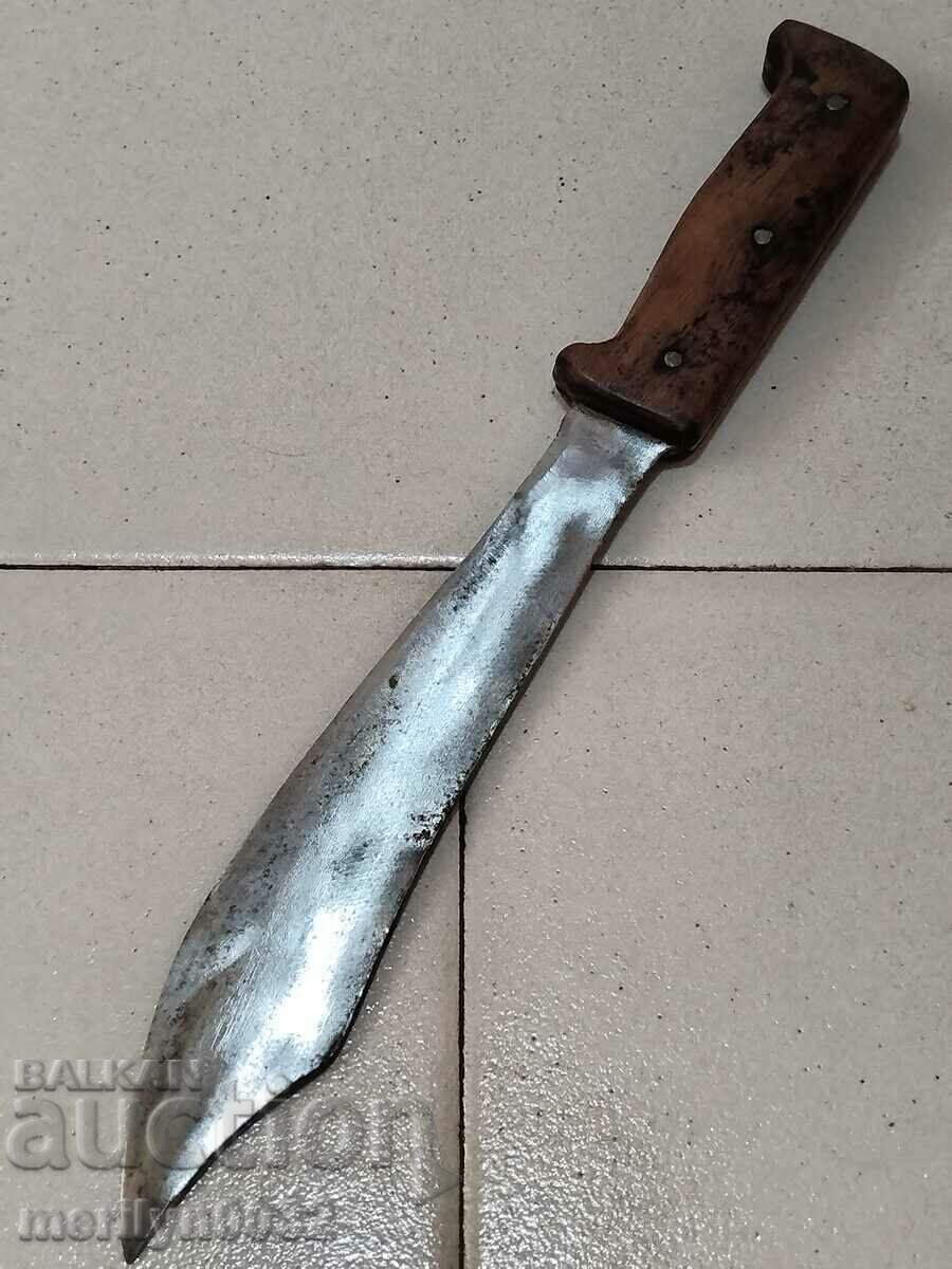 Un vechi cuțit de măcelar fără karakulac Un vechi cuțit de măcelar fără karakulac