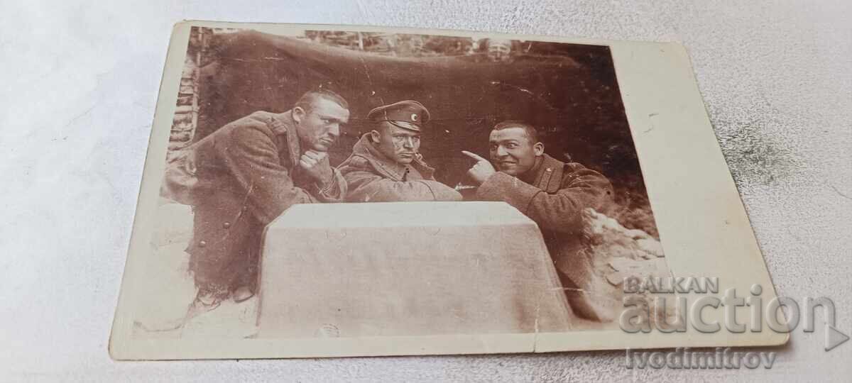 Fotografie Trei soldați pe front Primul Război Mondial Fotografie Trei soldați pe front Primul Război Mondial