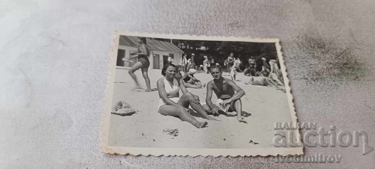 Φωτογραφία Άνδρας και νεαρή γυναίκα στην παραλία Φωτογραφία Άνδρας και νεαρή γυναίκα στην παραλία