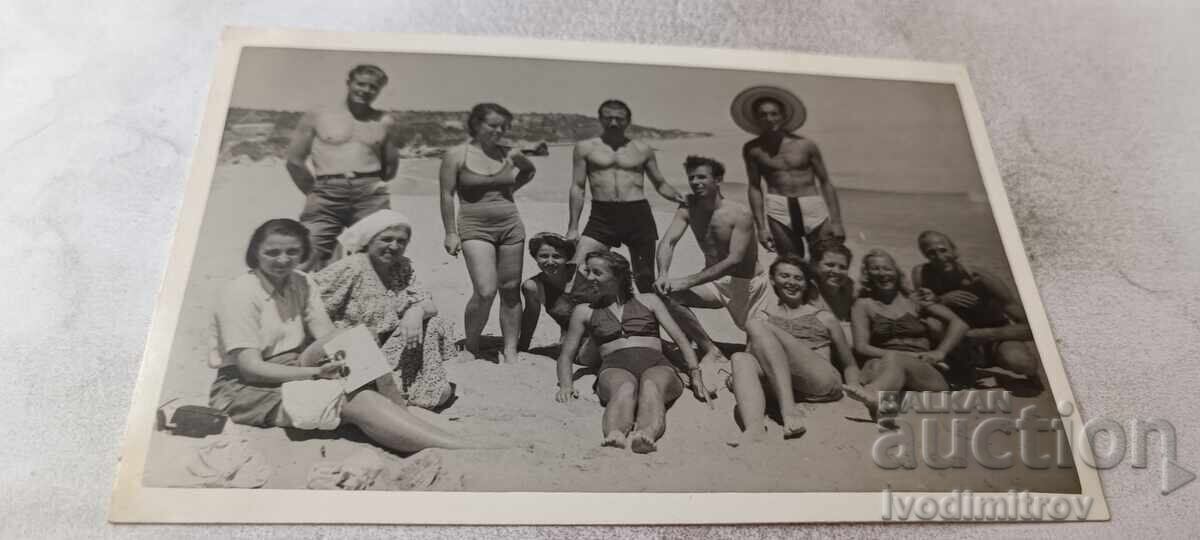 Φωτογραφία Άνδρες και γυναίκες στην παραλία