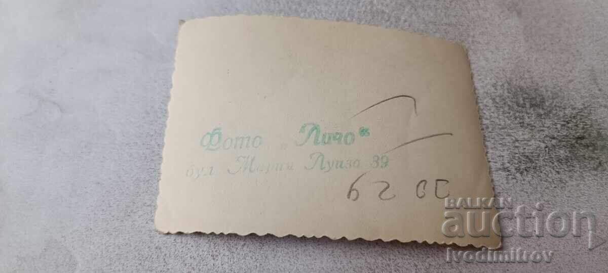 Φωτογραφία Σόφια Άνδρας με ρετρό παιδικό καρότσι σε βόλτα με τιμή € 1.18 | 2.31 BGN