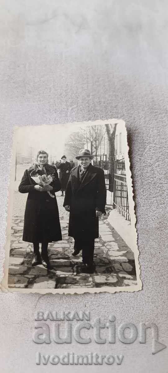 Photo Sofia Man and woman on the sidewalk