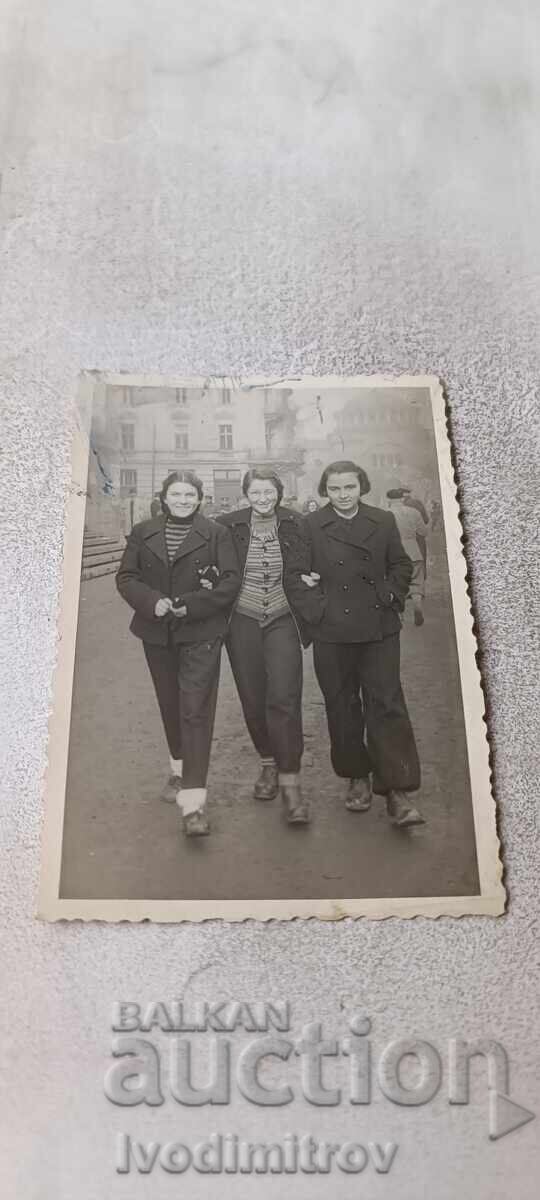 Fotografie Sofia Trei fete tinere în fața Palatului de Justiție 1944 Fotografie Sofia Trei fete tinere în fața Palatului de Justiție 1944