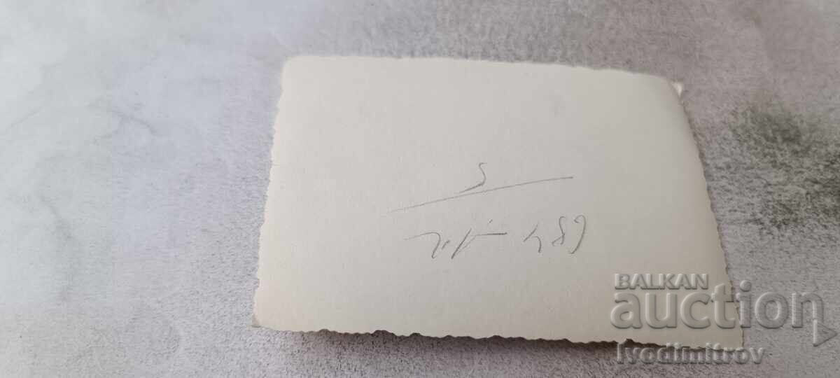 Foto Sofia Trei tineri la plimbare cu preț € 0.89 | 1.74 BGN