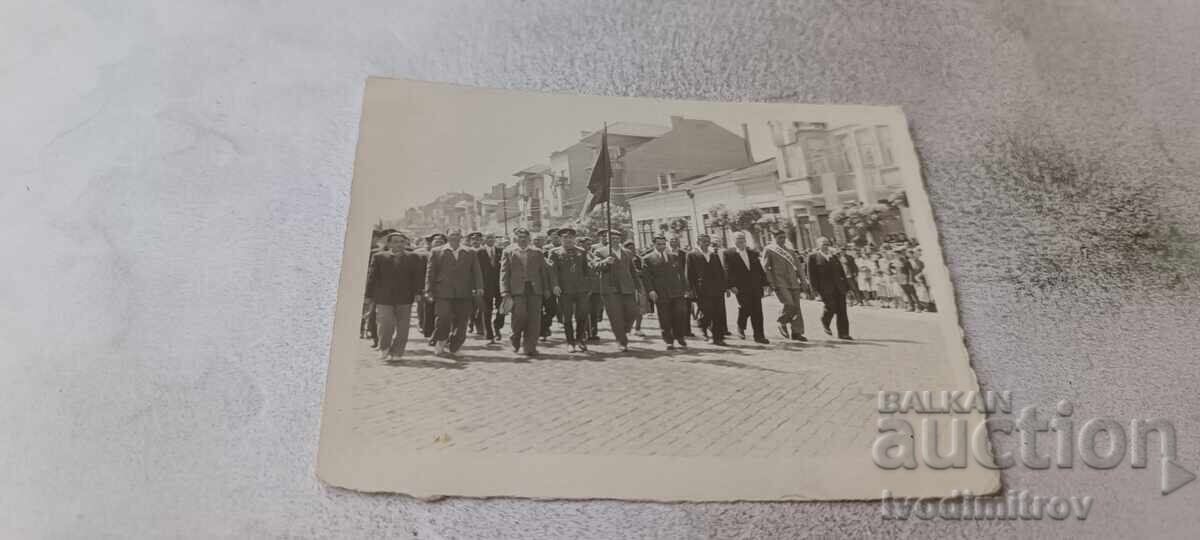 Fotografie bărbați la un marș pe stradă
