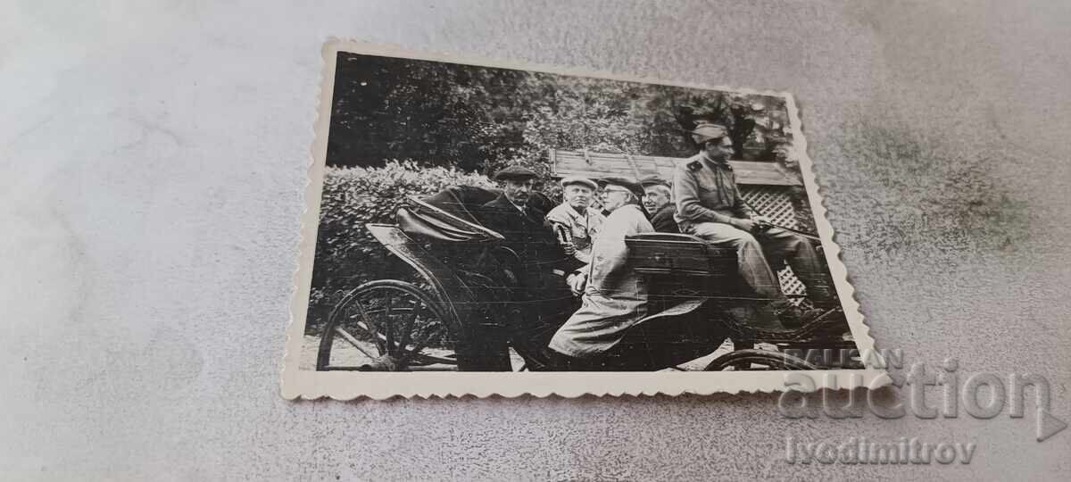 Photo Men with a carriage on the street