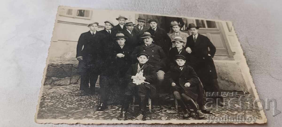 Fotografie bărbați și tineri în fața unei case 1933 Fotografie bărbați și tineri în fața unei case 1933
