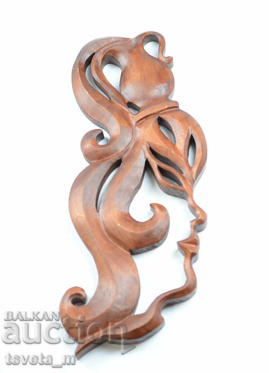 Sculptură în lemn reprezentând semnul zodiacal Vărsător