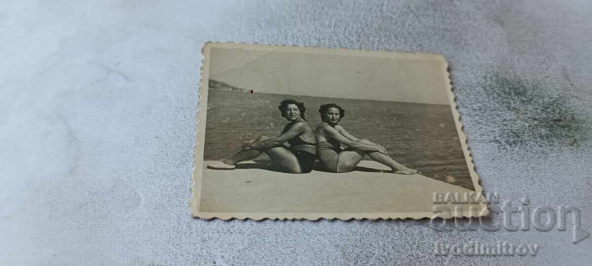 Fotografie Două femei pe debarcader Fotografie Două femei pe debarcader