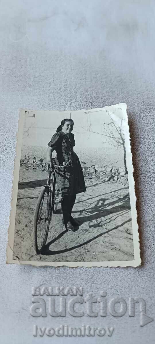 Fotografie Koina Tânără fată cu bicicletă retro pe șosea 1942
