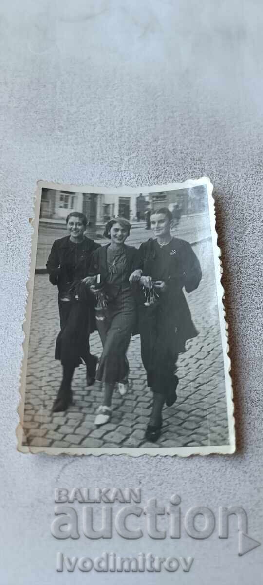 Fotografie Sofia Trei fete tinere la plimbare