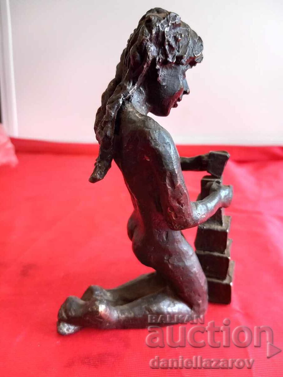Livrarea Astrid Veldhuyzen-Koppen, Sculptură din bronz Fetiță cu cuburi