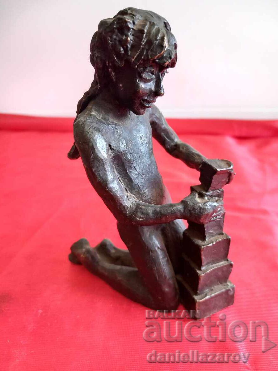 Astrid Veldhuyzen-Koppen, Sculptură din bronz Fetiță cu cuburi