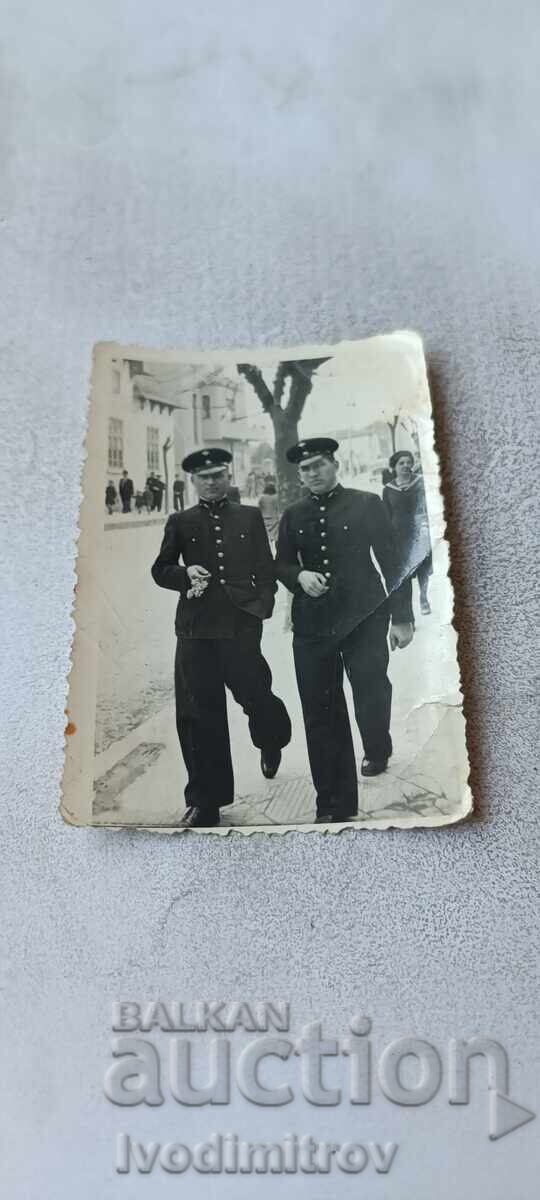 Fotografie Dobrici Doi tineri la plimbare