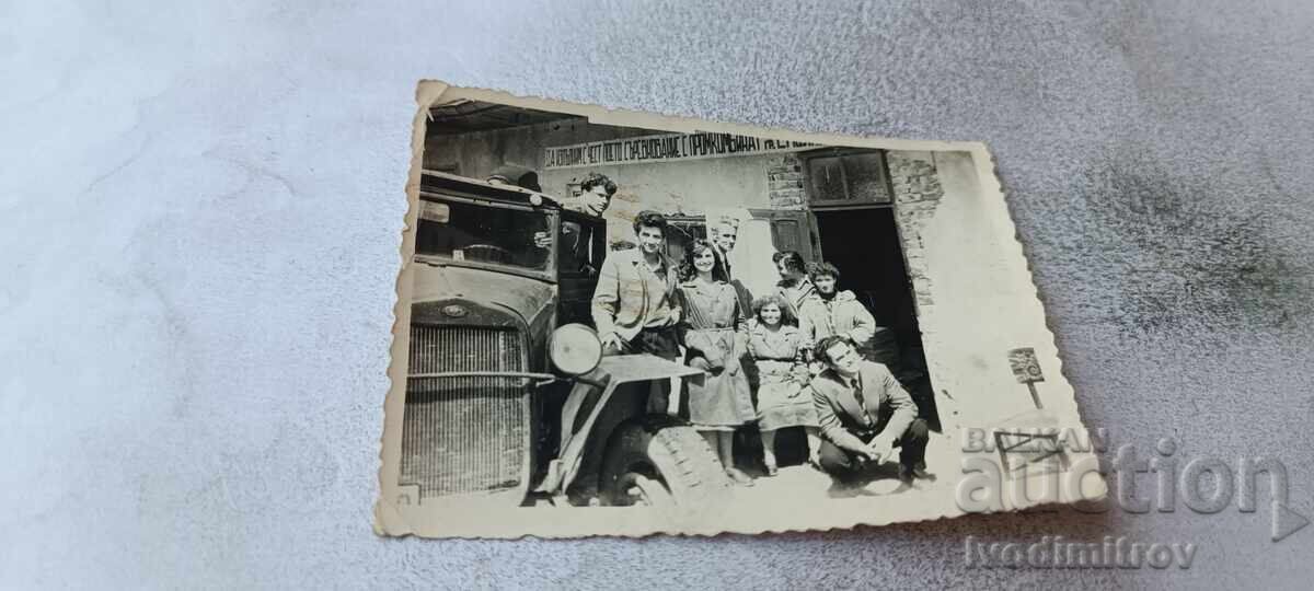 Fotografie tineri și tinere lângă o mașină retro ușoară Fotografie tineri și tinere lângă o mașină retro ușoară