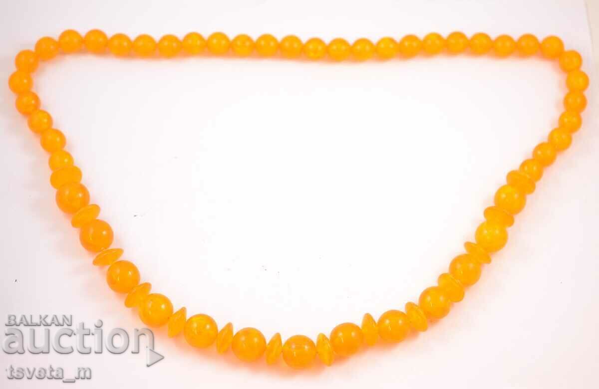 Women's amber type necklace