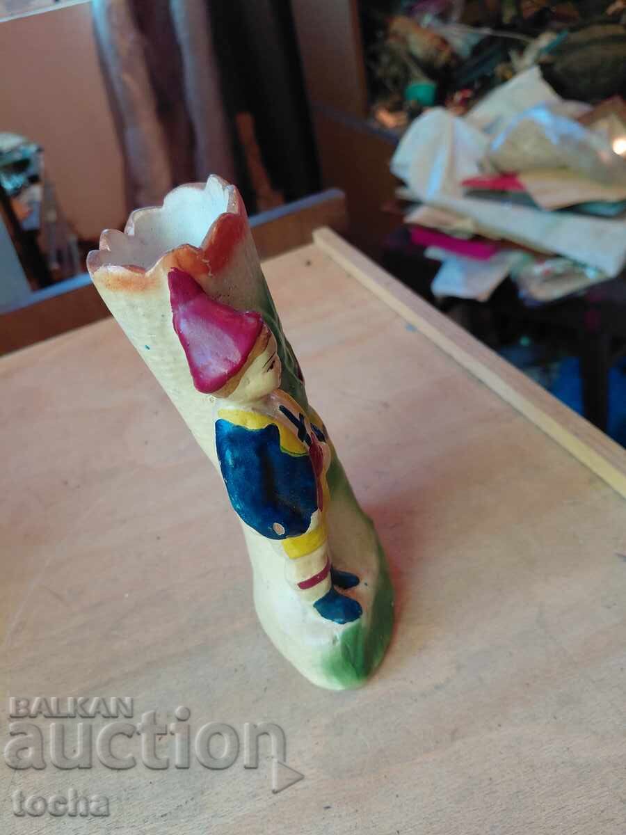 A treia figurină - vază, porțelan, ceramică cu preț € 3.50 | 6.85 BGN