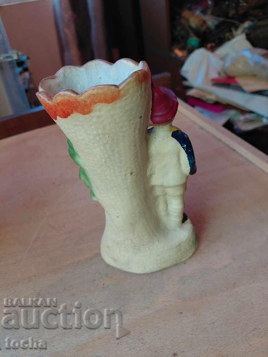 Licitație A treia figurină - vază, porțelan, ceramică