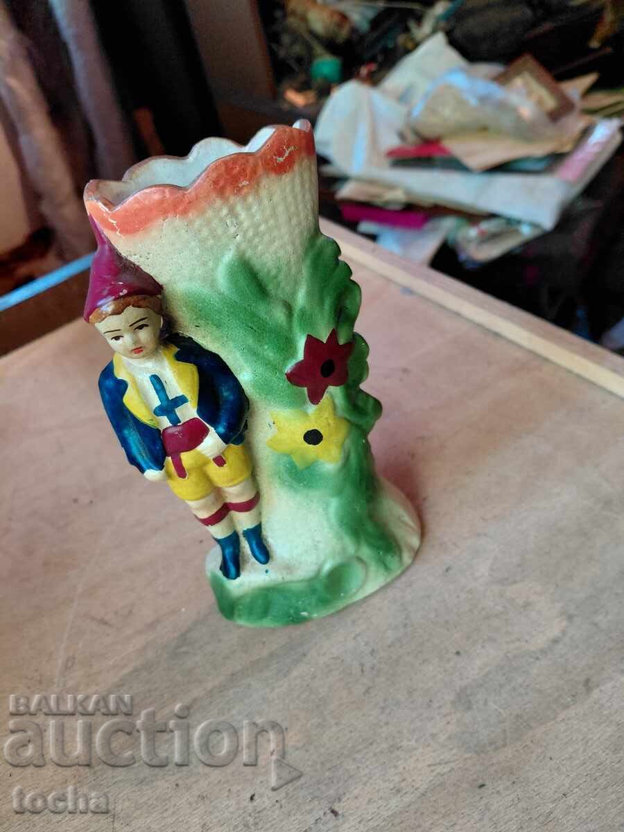 A treia figurină - vază, porțelan, ceramică