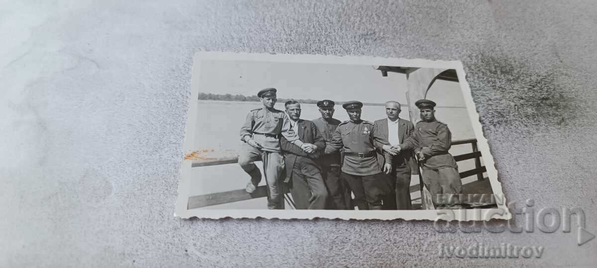 Fotografie Ofițeri și oameni pe chei 1945