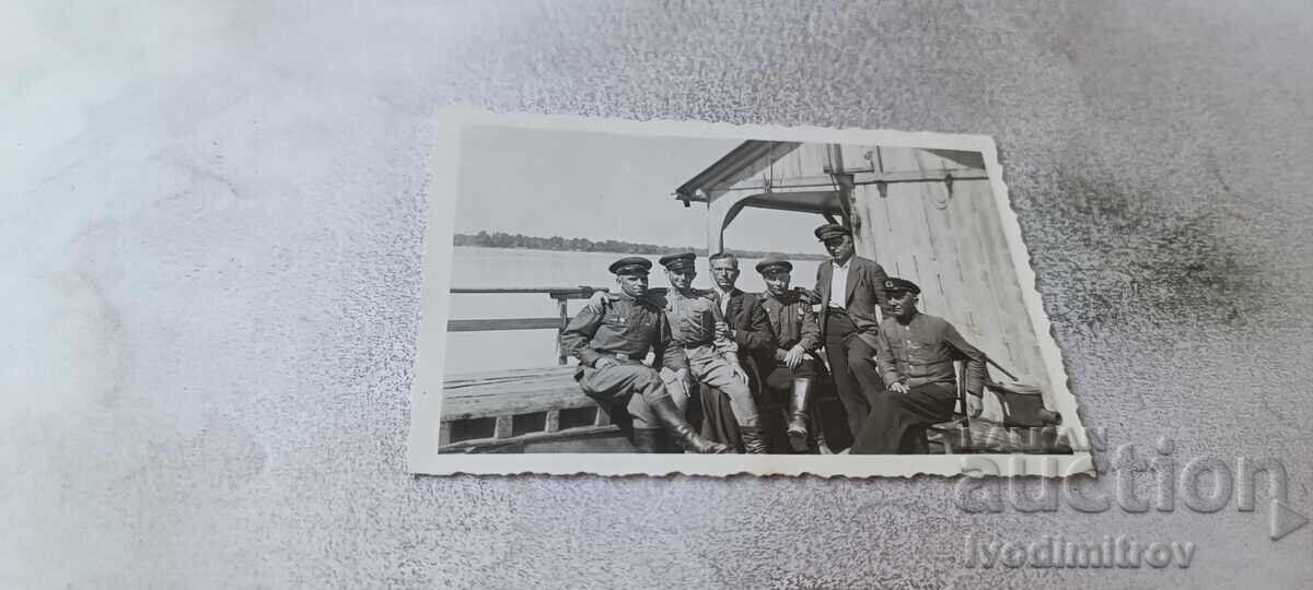 Fotografie Ofițeri și oameni pe chei 1945 Fotografie Ofițeri și oameni pe chei 1945