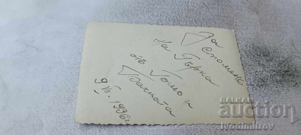Licitație Fotografie Patru bărbați cu ziarul Jar pe malul fluviului Dunărea 1939 Licitație Fotografie Patru bărbați cu ziarul Jar pe malul fluviului Dunărea 1939