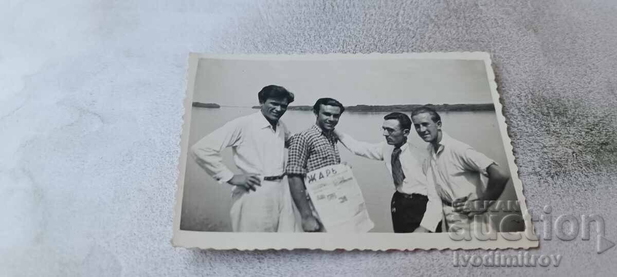 Fotografie Patru bărbați cu ziarul Jar pe malul fluviului Dunărea 1939 Fotografie Patru bărbați cu ziarul Jar pe malul fluviului Dunărea 1939