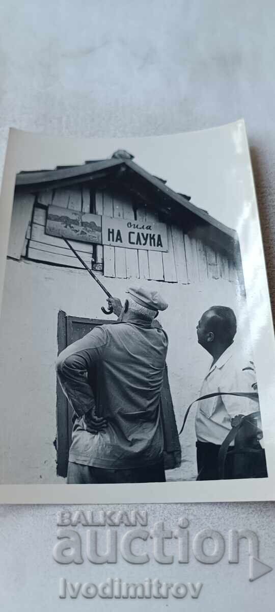 Fotografie Doi bărbați în fața unei vile Noroc 1971