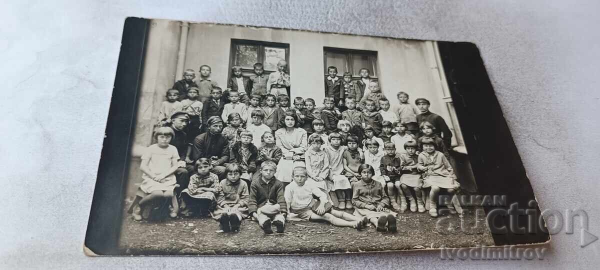 Fotografie Elevi din clasa I cu învățătoarea lor 1932 Fotografie Elevi din clasa I cu învățătoarea lor 1932