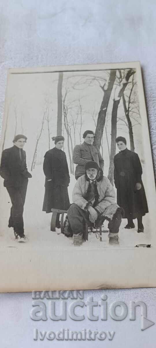 Снимка Мъже и жени в парка през зимата 1922 Снимка Мъже и жени в парка през зимата 1922