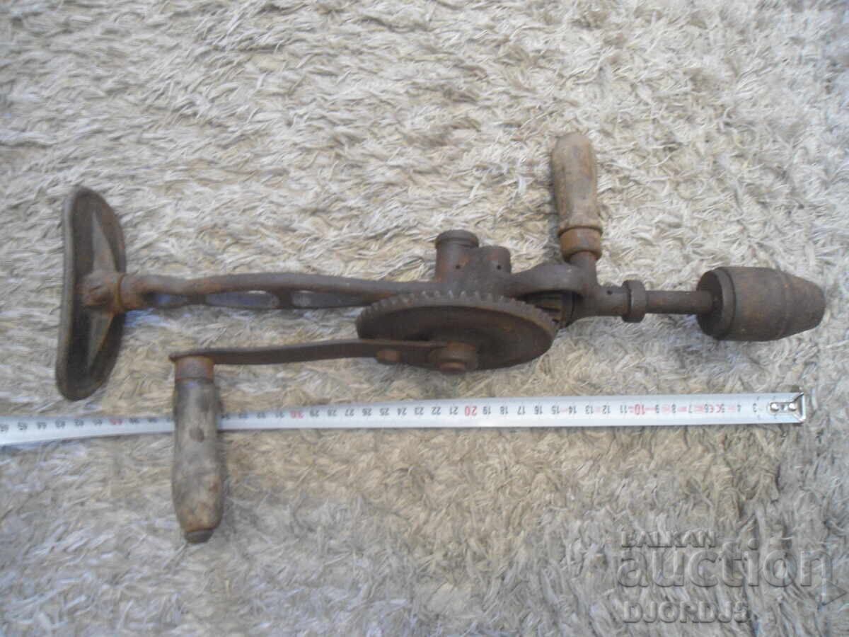 Παλιό εργαλείο, δράπανο, σε λειτουργία
