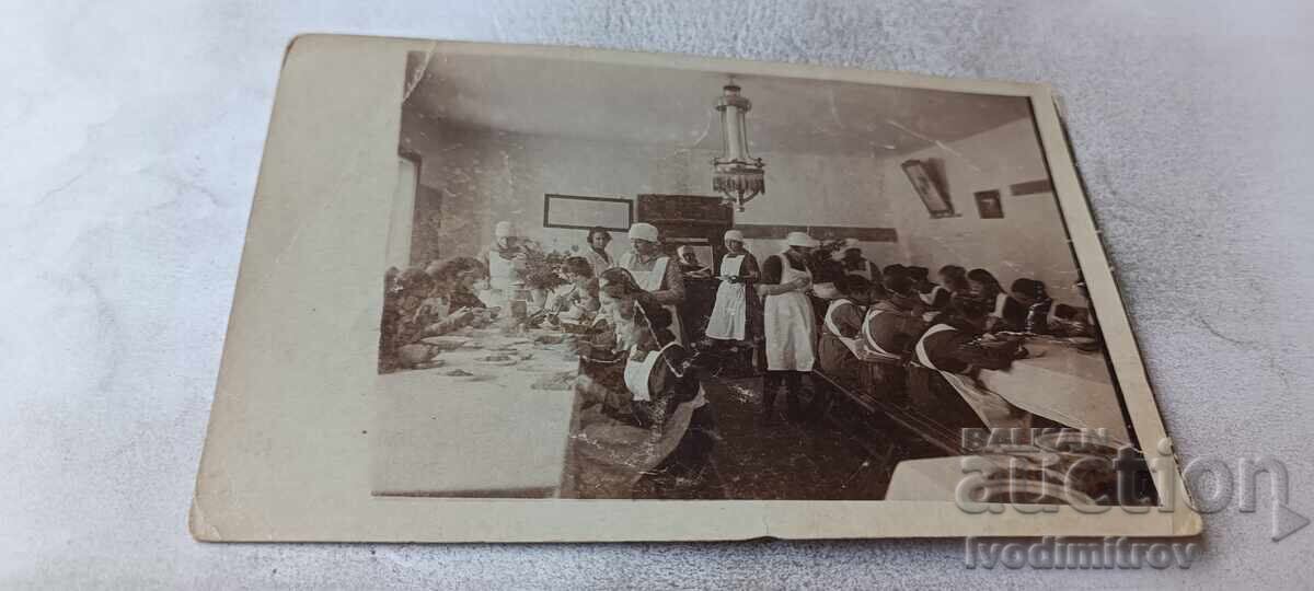 Φωτογραφία Γυναίκες σε γεύμα στο Πανσιόν 1922