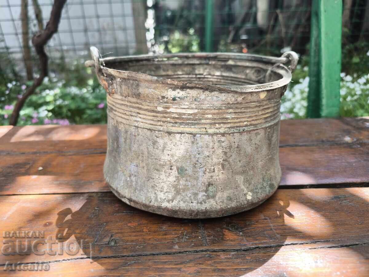 Veche găletușă din cupru (băcărușă) cu mâner forjat – pentru decor cu preț € 30.00 | 58.68 BGN Veche găletușă din cupru (băcărușă) cu mâner forjat – pentru decor cu preț € 30.00 | 58.68 BGN