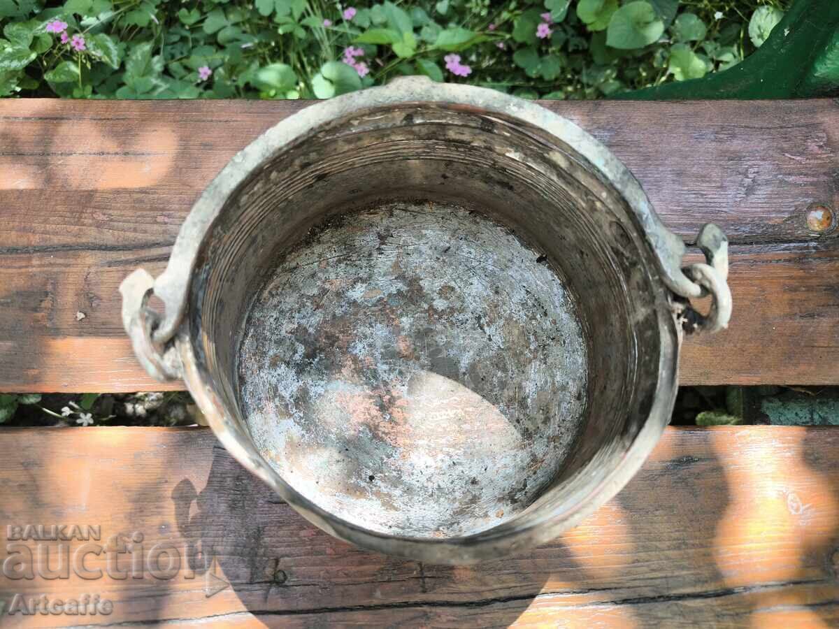 Licitație Veche găletușă din cupru (băcărușă) cu mâner forjat – pentru decor Licitație Veche găletușă din cupru (băcărușă) cu mâner forjat – pentru decor