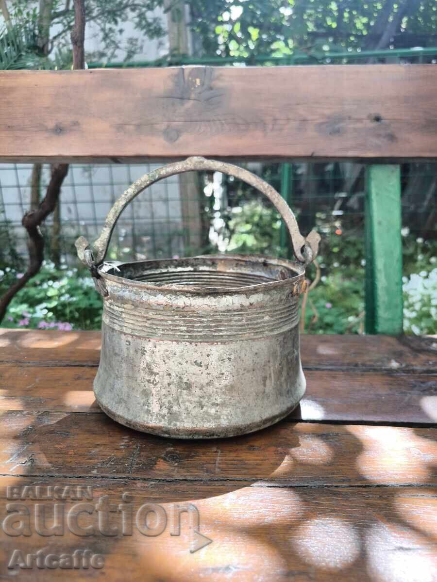 Livrarea Veche găletușă din cupru (băcărușă) cu mâner forjat – pentru decor Livrarea Veche găletușă din cupru (băcărușă) cu mâner forjat – pentru decor