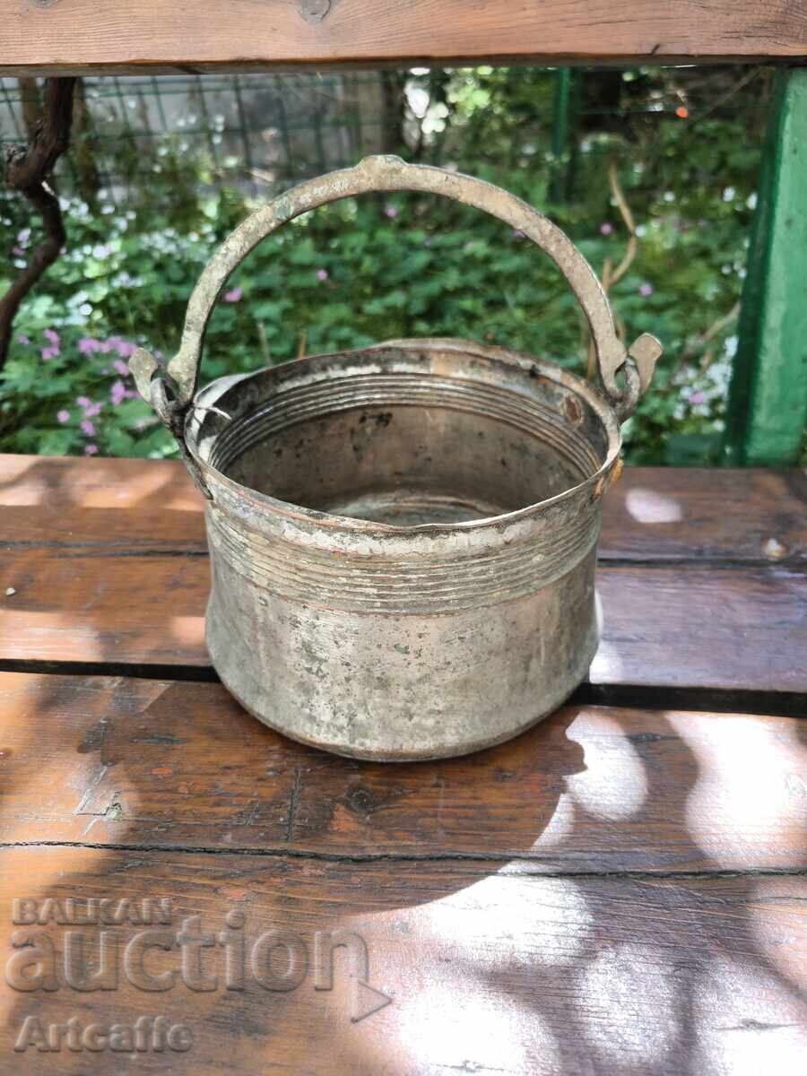 Veche găletușă din cupru (băcărușă) cu mâner forjat – pentru decor - 5 Veche găletușă din cupru (băcărușă) cu mâner forjat – pentru decor - 5
