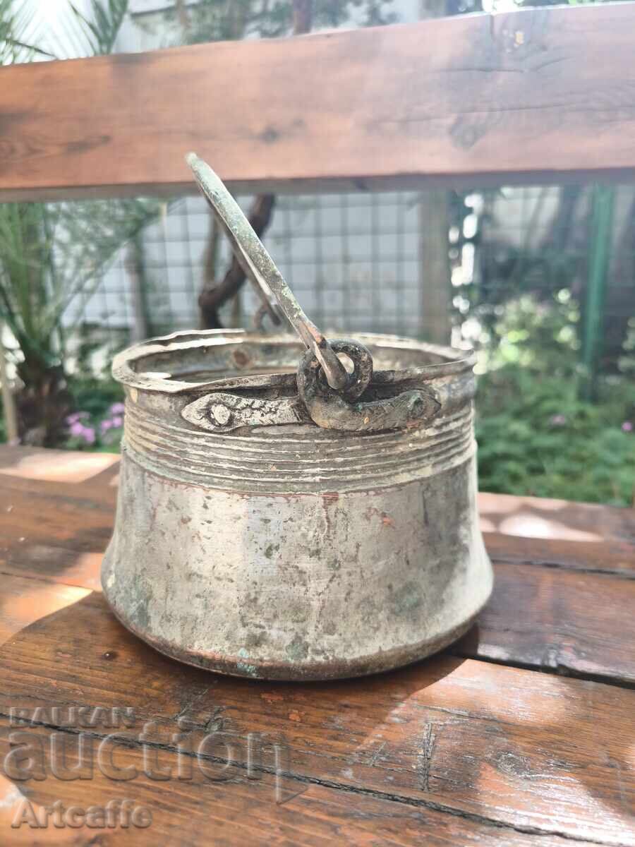 Veche găletușă din cupru (băcărușă) cu mâner forjat – pentru decor Veche găletușă din cupru (băcărușă) cu mâner forjat – pentru decor