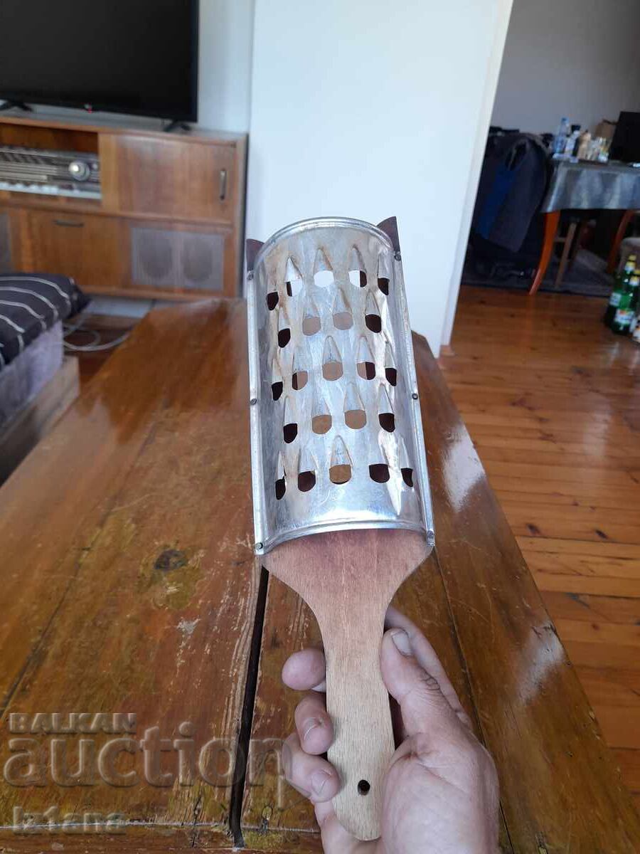 O răzătoare veche de bucătărie cu preț € 26.00 | 50.85 BGN