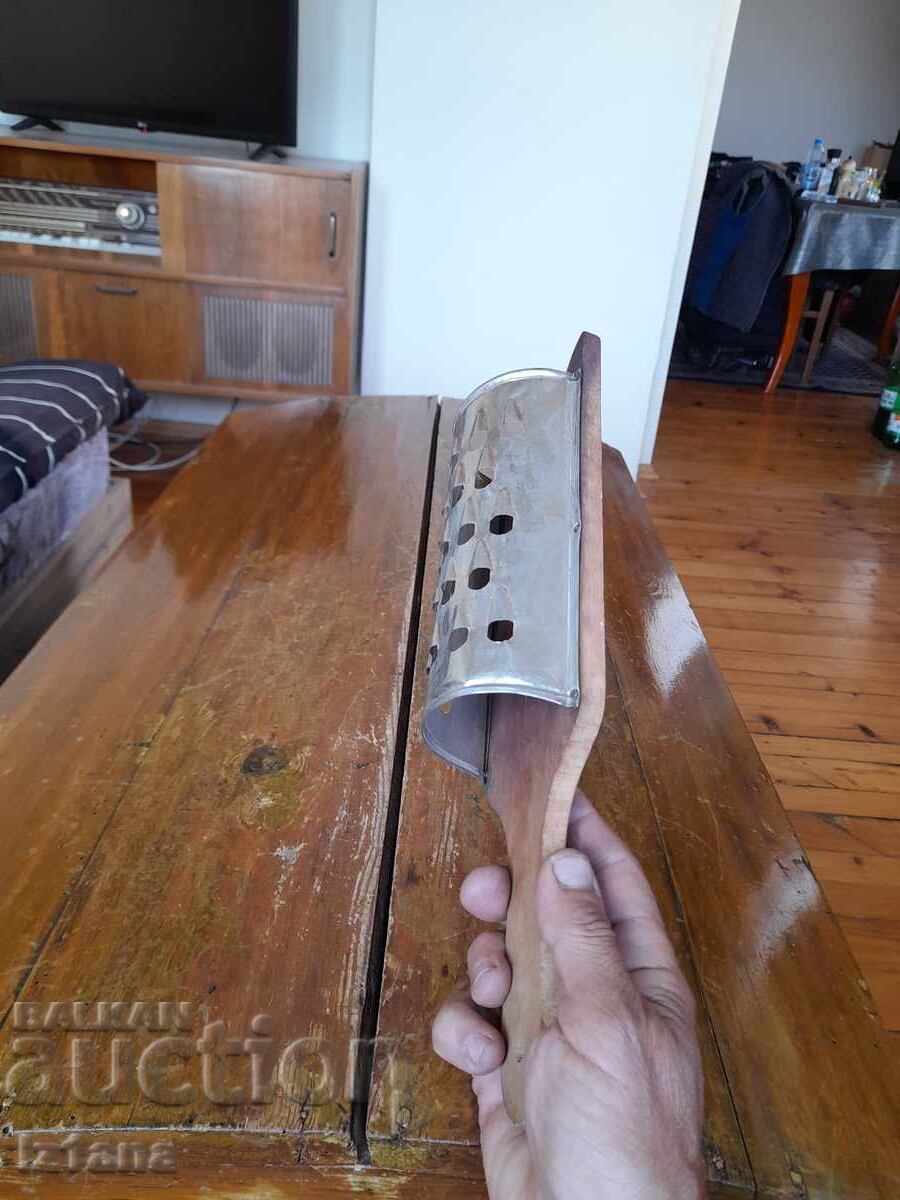 Licitație O răzătoare veche de bucătărie