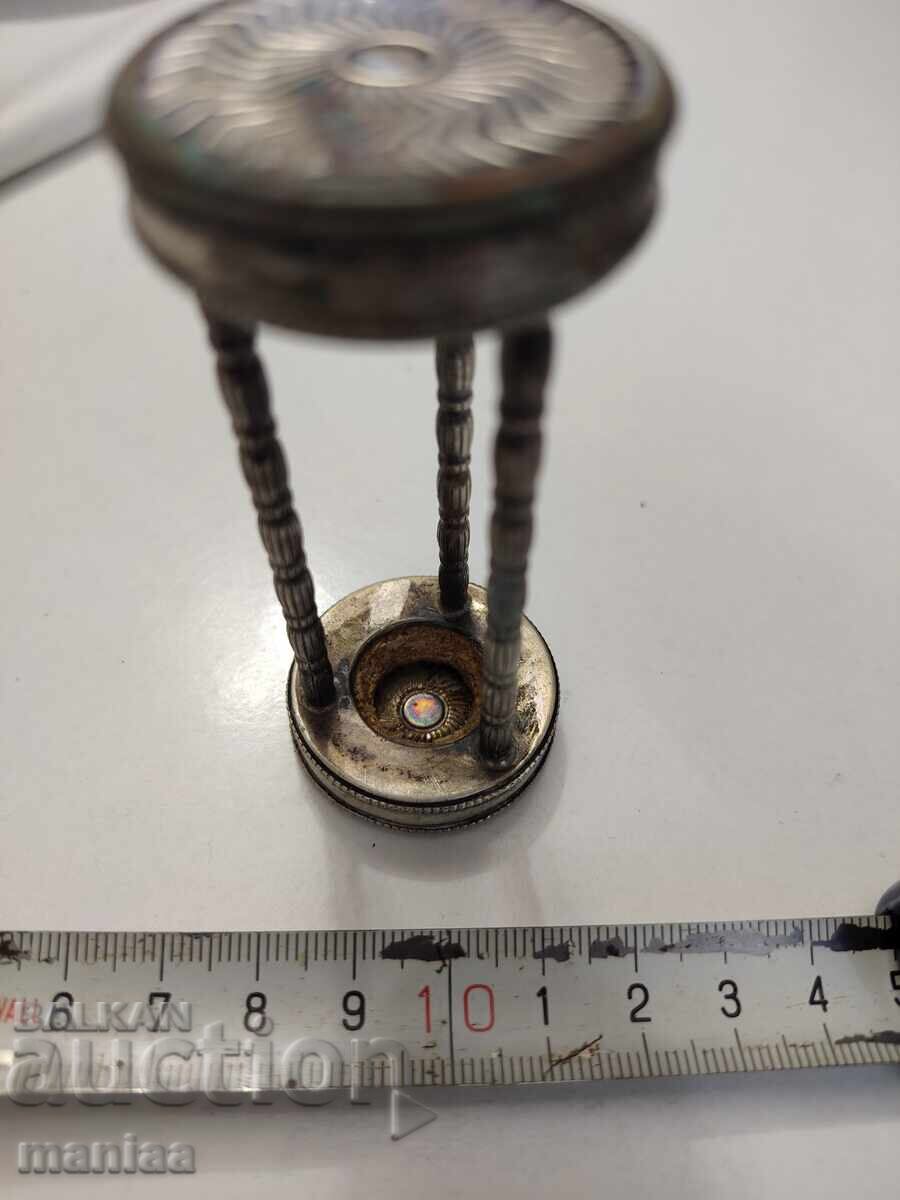 Auction  Silver hourglass stand