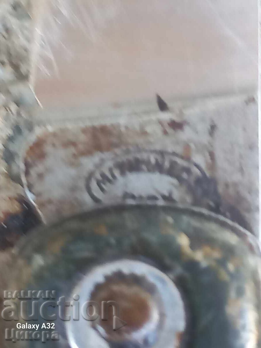 Livrarea CUȚIT VECHI PIEDE PLIANTE