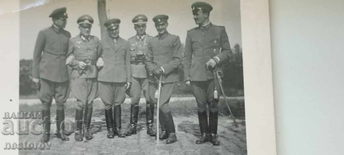 Delivery of OLD PHOTO WWII OFFICERS