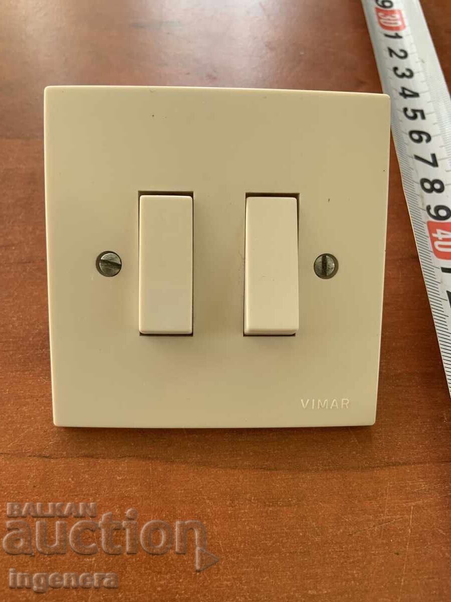 ÎNTRERUPĂTOR ELECTRIC DUBLU DIN BACHELITĂ VECHE cu preț € 4.00 | 7.82 BGN