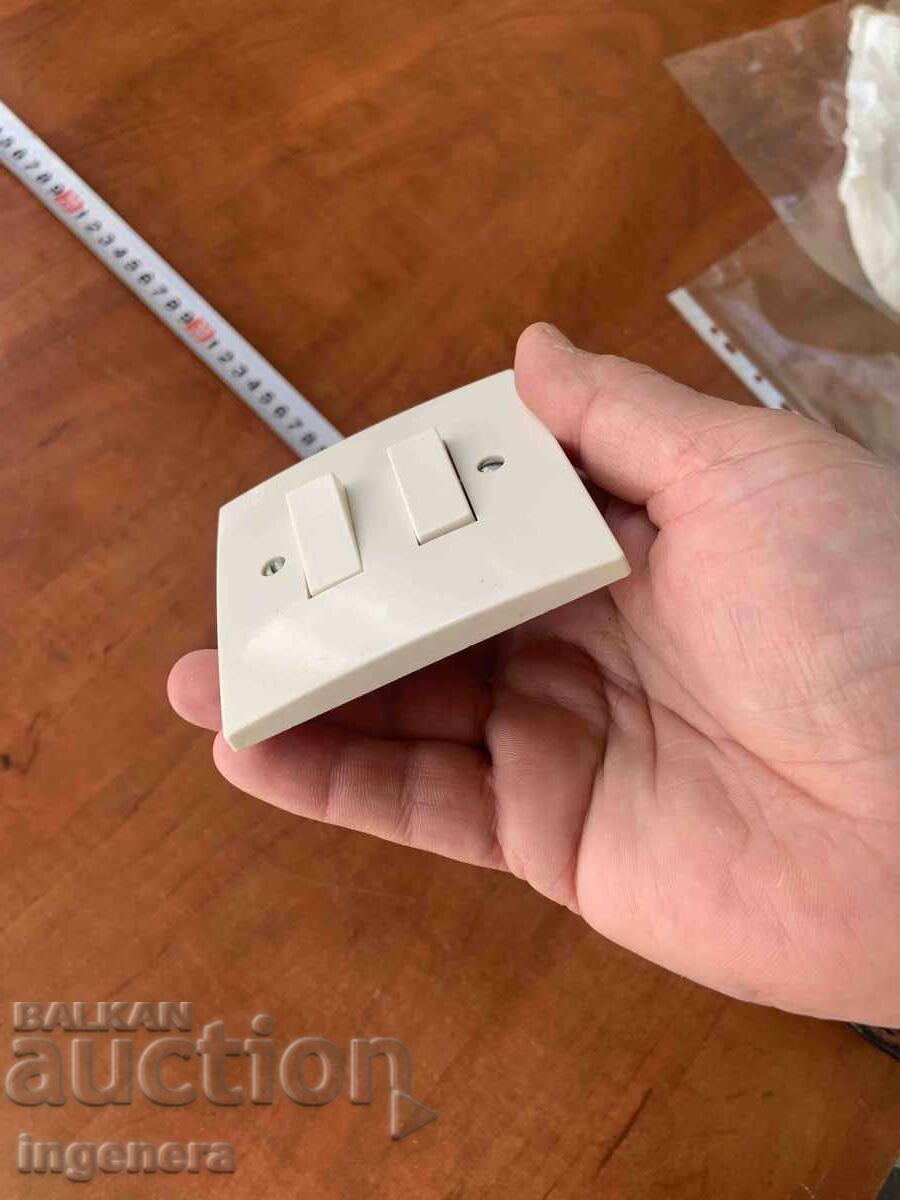 Licitație ÎNTRERUPĂTOR ELECTRIC DUBLU DIN BACHELITĂ VECHE